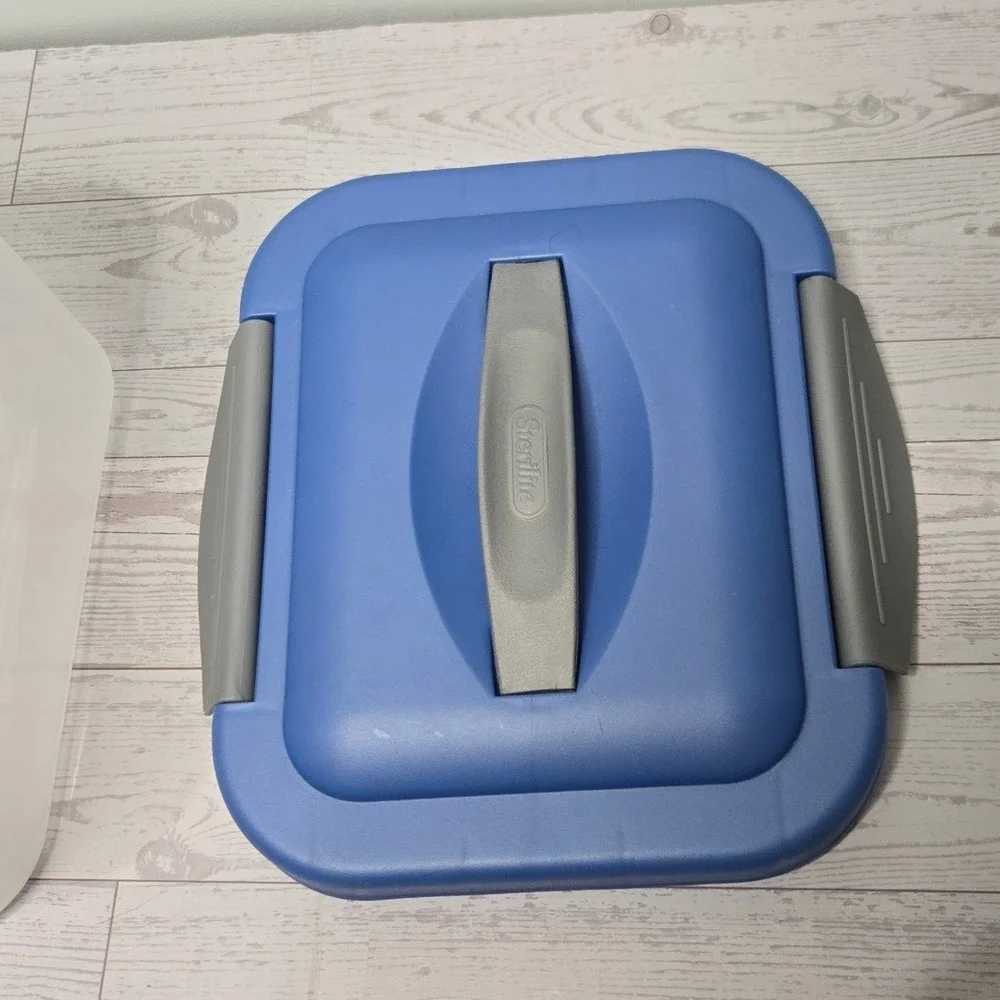 Vintage Sterilite Show Offs 1892 Storage Tote Snap Lid Blue
